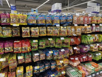 Balení želatinových bonbonů v supermarketu