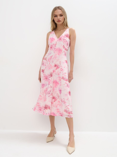 Žena v květovaných šatech