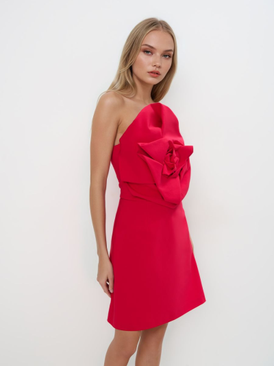 Modelka v červených šatech