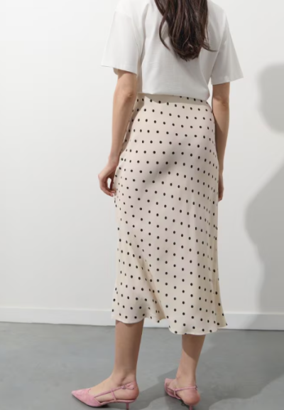 Žena v puntíkové sukni