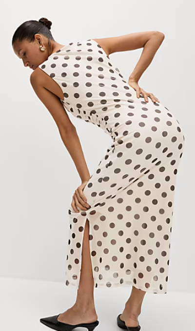 Žena v puntíkových šatech