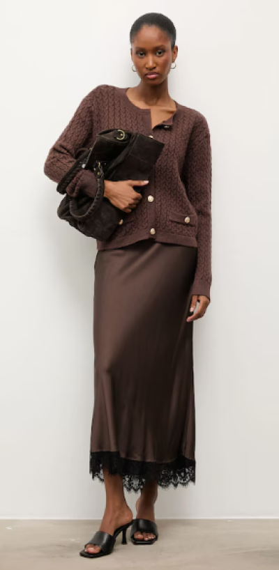 Žena v sukni s krajkou