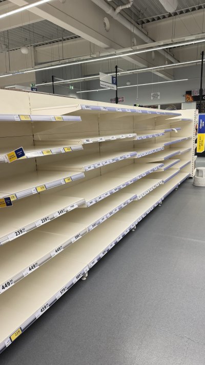 Prázdné regály s hračkami