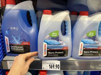 Zimní směsi do ostřikovačů v regálu supermarketu