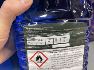 Etiketa na obalu zimní směsi do ostřikovačů