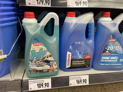 Zimní směsi do ostřikovačů v regálu supermarketu