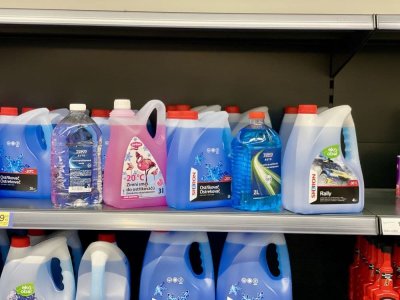 Zimní směsi do ostřikovačů v regálu supermarketu