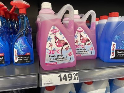 Zimní směsi do ostřikovačů v regálu supermarketu