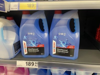 Zimní směsi do ostřikovačů v regálu supermarketu