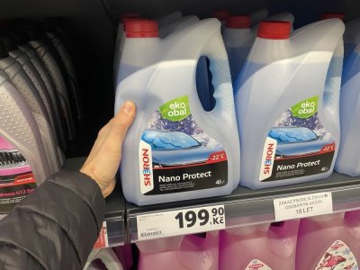 Zimní směsi do ostřikovačů v regálu supermarketu