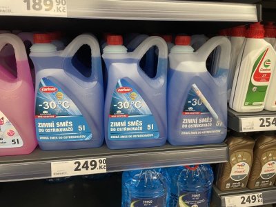 Zimní směsi do ostřikovačů v regálu supermarketu