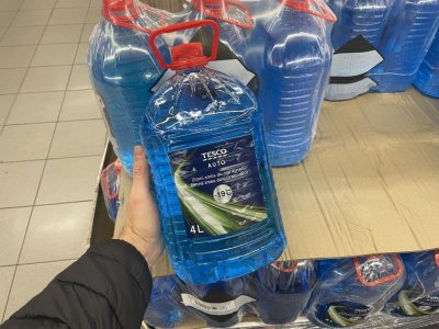 Zimní směsi do ostřikovačů v supermarketu