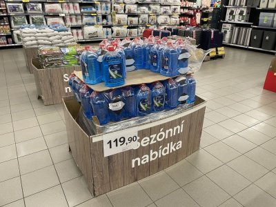 Zimní směsi do ostřikovačů v supermarketu