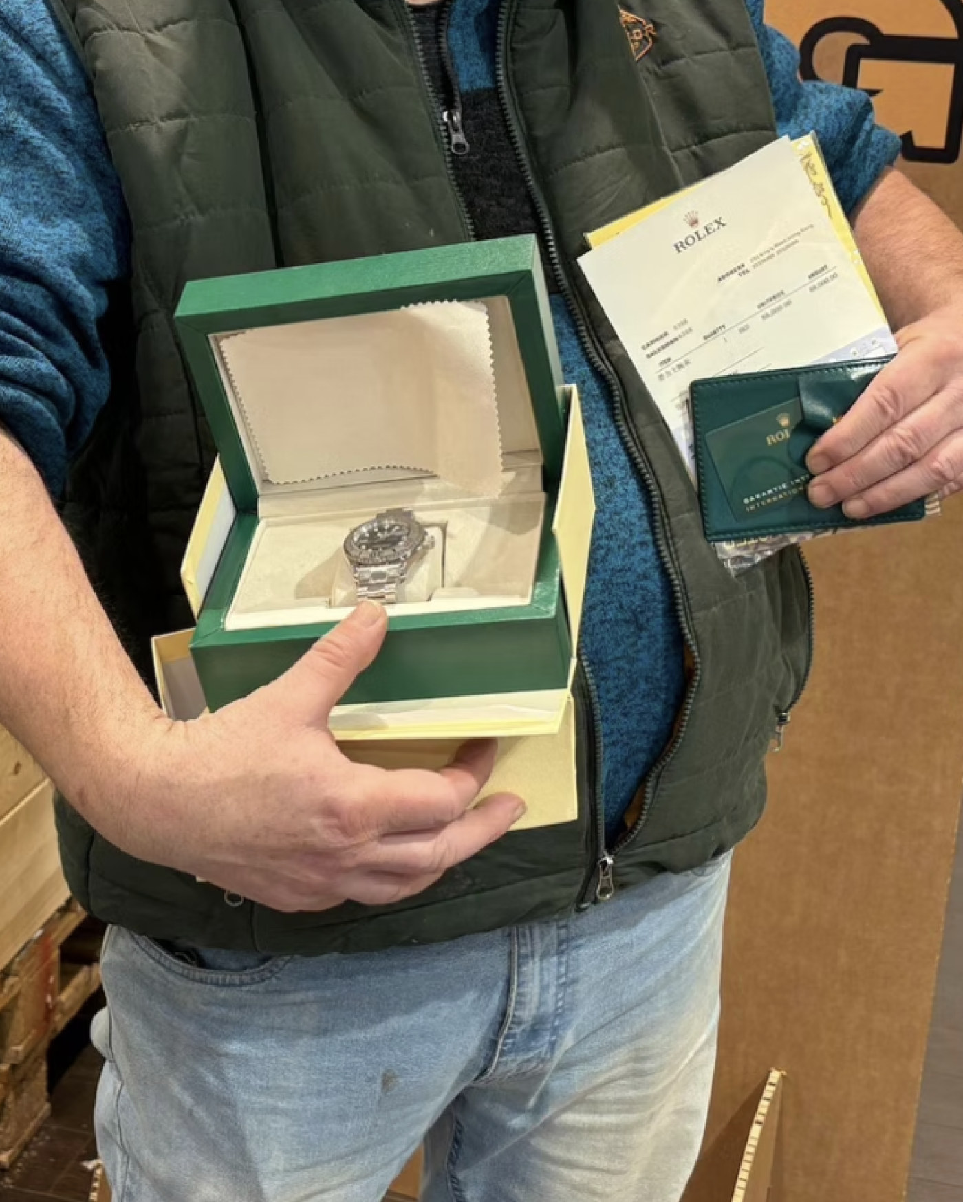 Muž drží hodinky v krabičce
