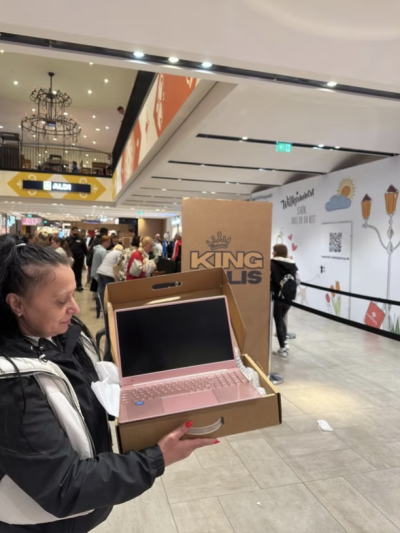 Žena s notebookem v krabici