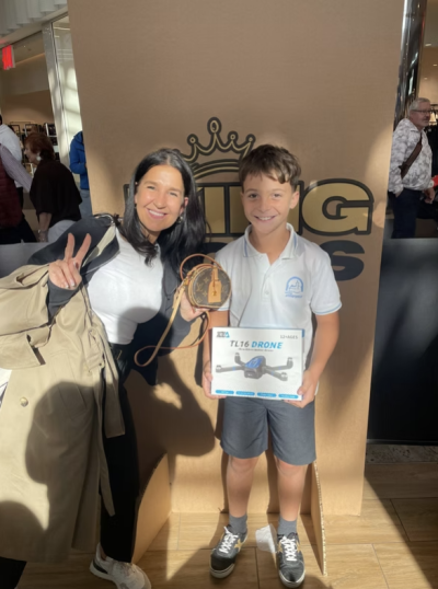 Chlapec a žena s balíčkem