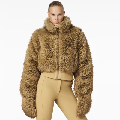 Modelka v kožešinové bundě a legínách