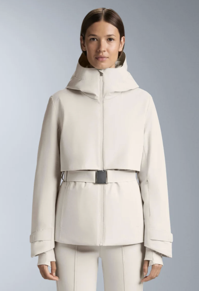 Modelka v lyžařském oblečení