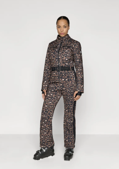 Modelka v lyžařské kombinéze