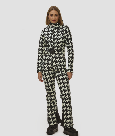 Modelka v lyžařské kombinéze