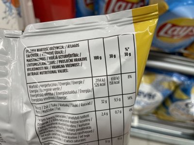 Etiketa na obalu brambůrků