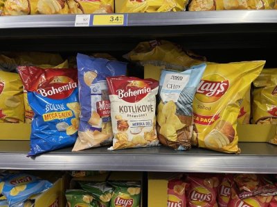 Brambůrky v regálu supermarketu