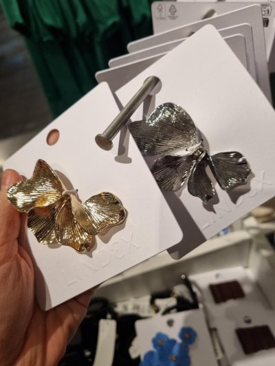 Brože z barevného kovu ve tvaru květu