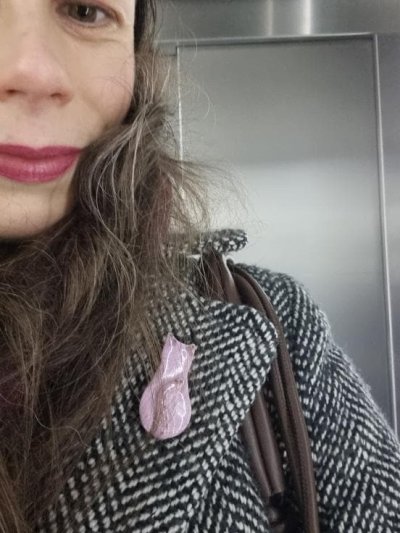 Žena s broží na klopě kabátu