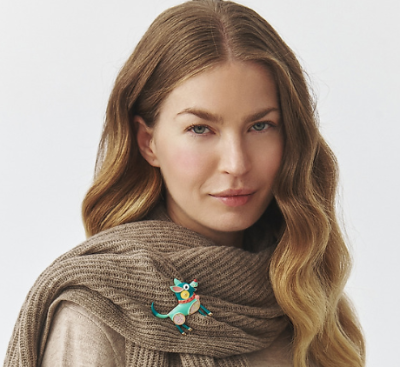 Žena s broží na šále