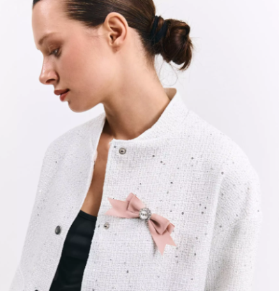 Mladá žena s broží na svetříku