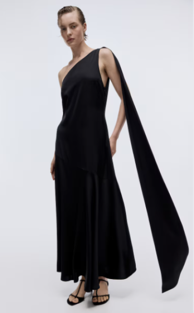 Modelka v plesových černých šatech