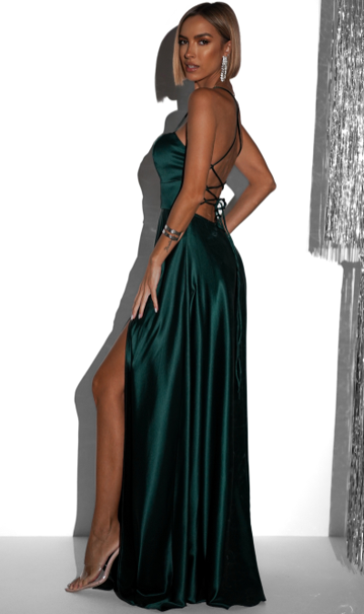 Modelka v plesových šatech