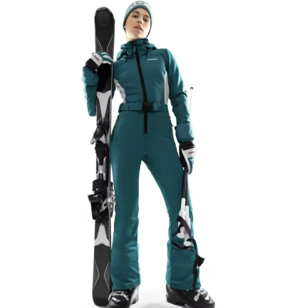 Žena v lyžařské kombinéze