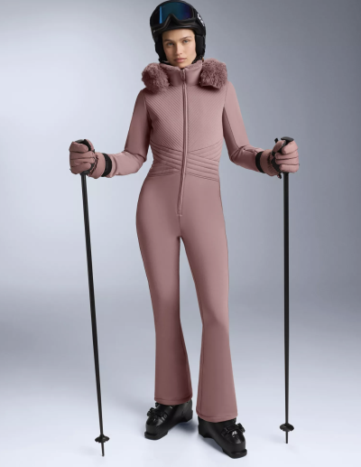 Modelka v lyžařské kombinéze
