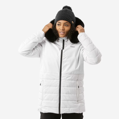 Žena v lyžařské bundě