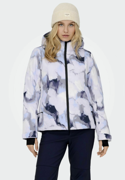 Žena v lyžařské bundě