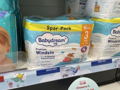 Dětské pleny v regálu prodejny