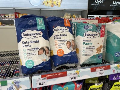 Dětské pleny v regálu prodejny