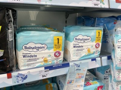 Dětské pleny v regálu prodejny