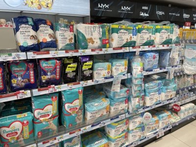 Dětské pleny v regálu prodejny