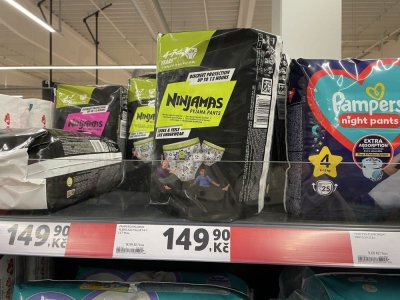 Dětské pleny v regálu prodejny