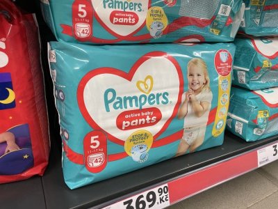 Dětské pleny v regálu prodejny