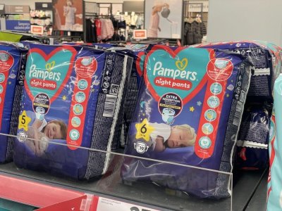 Dětské pleny v regálu prodejny