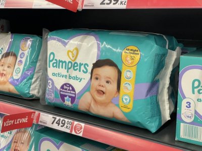 Dětské pleny v regálu prodejny