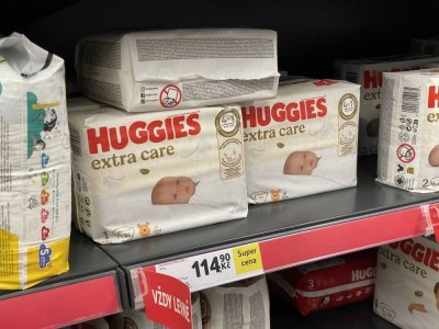 Dětské pleny v regálu prodejny