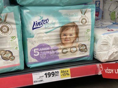 Dětské pleny v regálu prodejny