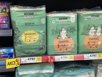 Dětské pleny v regálu prodejny