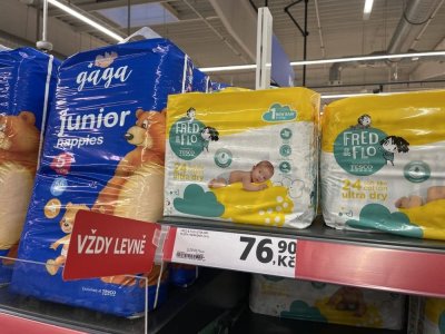 Dětské pleny v regálu prodejny