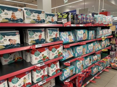 Dětské pleny v regálu prodejny