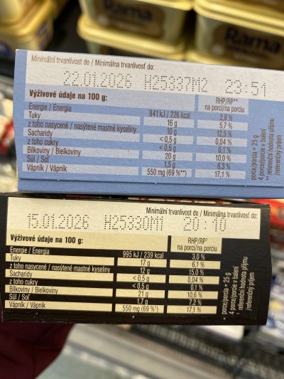 Etikety na dvou obalech hermelínu